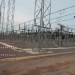 Infra‑estrutura eléctrica com postes, cabos de alta tensão e equipamentos de distribuição de energia, representando o sector energético angolano no contexto da 2ª Conferência Internacional sobre Energia e Águas.